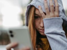 Ztracené dětství pod tíhou očekávání: Jak sociální sítě a tlak na výkon mění psychiku dětí