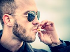 Cigareta jako cesta k Alzheimerovi. Kouř přispívá ke zmenšování mozku, odhalila studie