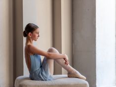 Monumentální versus miniaturní: Muži údajně preferují drobné hubeňourky, říká studie