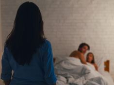 Téměř pětina lidí omluví nevěru v opilosti. Pro více než polovinu je ale důvodem k rozchodu