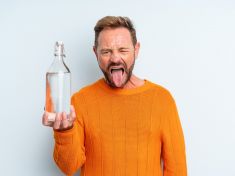 Proč někteří lidé raději vyschnou, než by pili obyčejnou vodu? Odpověď máme na jazyku