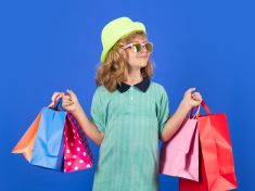 Botox, energy drinky a předražený luxus. Internetoví šmejdi cílí zákeřně i na děti