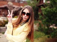 Sluneční brýle pomohou zabránit tvorbě vrásek. Kvalitu těch vašich si můžete nechat změřit