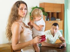 Utrácíš za samé hlouposti! Finanční kontrola je neviditelnou formou domácího násilí, varují experti