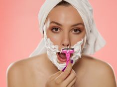 Tajemství, o kterém ženy nemluví. Co je dermaplaning a jaká s sebou nese rizika