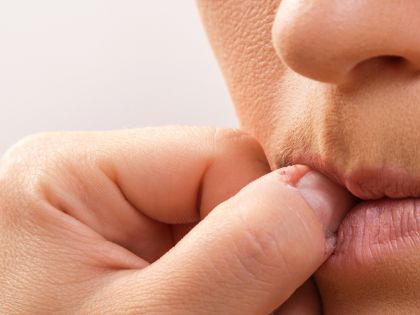 Jak si přestat okousávat nehty, rty nebo vnitřek tváře? Vyzkoušejte terapii jemného dotyku