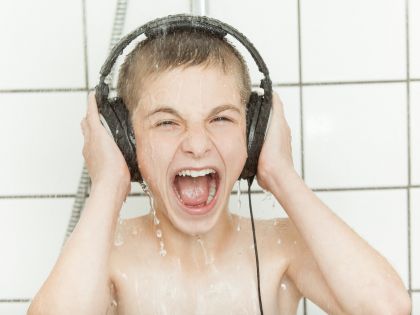 Posloucháte hudbu ve sprše? Zabíjíte svou kreativitu