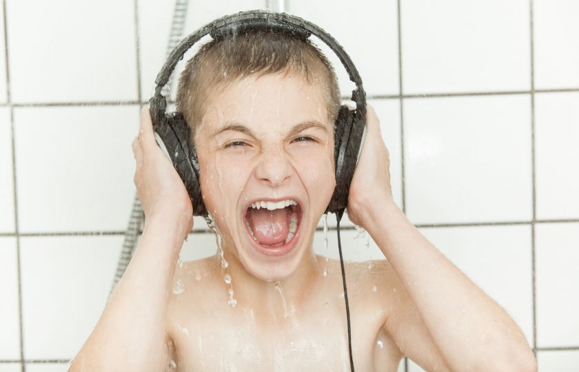 Posloucháte hudbu ve sprše? Zabíjíte svou kreativitu