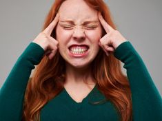 Trocha botulotoxinu do čela, trocha do čelisti. S vráskami zmizí i skřípání zubů