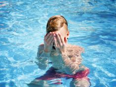 Pálí vás po návštěvě bazénu oči? Chlor sám o sobě za to nemůže: Jsou to lidé, kteří si do bazénu uleví