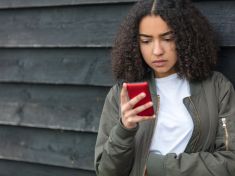 Žere čas a pomalu ukrajuje z psychické pohody. Jak konečně přestat hrát smskový tenis?