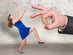 Co mají společného mansplaining, manologue a manterrupting? Jsou to vzorce mužského chování