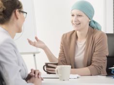 Návrat do práce po rakovině: Firmy onkologické pacienty přehlíží, říká expert. Co mohou změnit?