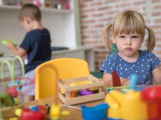 Když batole brání kyblíček vlastním tělem: Jak (ne)řešit první projevy sobectví