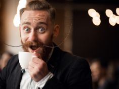 Městské zvláštnosti očima venkova: Žijí v ekokrálíkárnách a za kafe dávají majlant