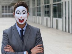 DARVO: Účinná technika gaslightingu násilníků i politiků 