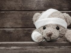 Dětské trauma mění mozek i geny. Dopady pomůže zmírnit terapie i zdravý životní styl