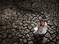 Klimatický žal postihuje stále více lidí. Novou generaci prý čeká život v horším světě