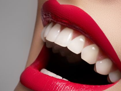 Všechno, co potřebujete vědět o bělení zubů. Jedlou sodou to nezkoušejte, varuje zubařka