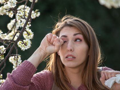 Když očí svědí a pálí: Jak si na jaře poradit se sezonními alergiemi?
