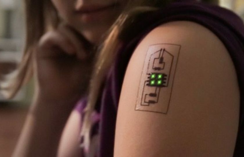 Kérka, která zachrání život? Elektronické tetování mění budoucnost zdravotnictví