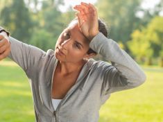 Úpal a úžeh – nástrahy léta, které není radno podceňovat. Jak se jim vyhnout?