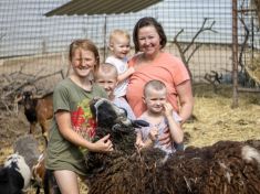 Dula mi udělala poporodní nápoj z placenty. Mám to nacvičený od koz, jsou po ní našláplý