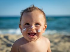 Kůže nezapomíná. Slunce stojí nejen za vznikem většiny vrásek, ale může nenávratně poškodit naši DNA