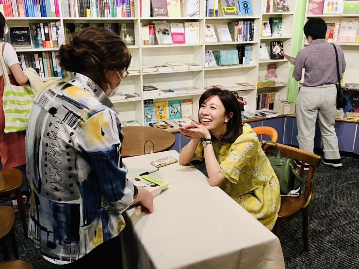 Lin Ching-Yi při autogramiádě jedné ze svých knih