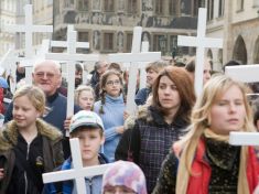 Čtvrtek Zdeňka Strnada: Pomoc ženám? Raději miliony za modlitbičky, letáčky a vláčky