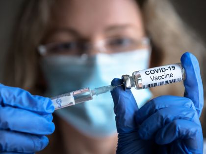 Praha je premiantem v očkování: Čtvrtou dávku dostalo už přes 3 000 Pražanů