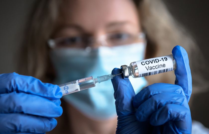 Praha je premiantem v očkování: Čtvrtou dávku dostalo už přes 3 000 Pražanů