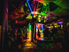 Cybertown 2022: Postapo budoucnost září neonovými světly