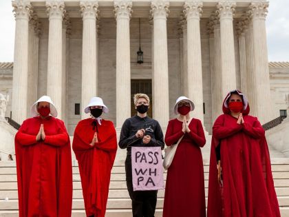 Čtvrtek Zdeňka Strnada: Zákaz potratů, pak antikoncepce. A co právo žen volit?