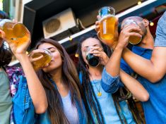 Už žádné „odmašťovny“ a antabus. Nové typy léčby alkoholismu jsou účinné a šité na míru