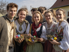 Komentář: Šlehat, nebo nešlehat? Hlavně nebýt neandrtálec. Nejen o Velikonocích