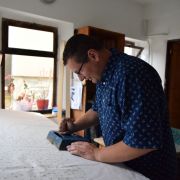 Modrotiskař Jiří Danzinger mladší při práci. (foto: P. Hrbáčová)