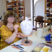 Alexandra Kaňovská zhotovuje tzv. fajánsovou keramiku. (foto: P. Hrbáčová)