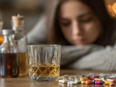 Samoléčba alkoholem, konopím nebo léky proti bolesti je v Evropě běžná praxe. Pomoc existuje