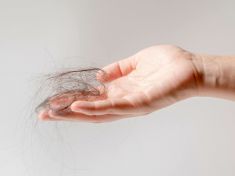 Ztráta vlasů u mužů i žen: Pomůže cílená péče, šetrný přístup a strava bohatá na železo, zinek a vitamín B7