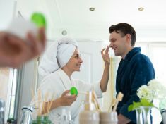 Mužská vs ženská pleť: Liší se nejen strukturou, ale i náchylností k vráskám