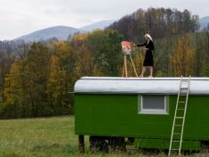 Žije v maringotce bez vody a elektřiny. Neměnila bych, říká Lucie