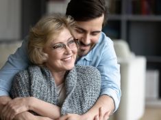 Pořád ještě syn, nebo už náhrada partnera? Kde končí mateřská láska a začíná citová past