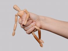 Jsem k ničemu a život stojí za prd. Pokud se v těchto bodech poznáváte, vaši rodiče vychovávali kritikou