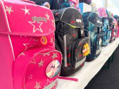 Aktovka může zničit záda. Fyzioterapeutka radí, jak vybrat tu správnou