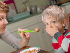 Když se z jídla stane boj. Nutit dítě jíst je cesta do pekel