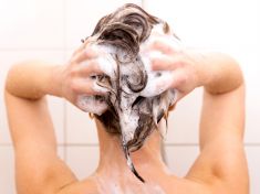 Vlasová rutina krok po kroku: Myjte vlažnou vodou, konečky pravidelně zastřihávejte a nepodceňte ani stravu bohatou na vitamíny B