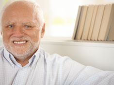 Poznáváte ho? Jak vznikla legenda Hide the Pain Harold