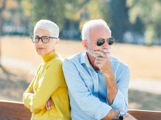 Časy se mění a s nimi i dědové a báby: Chtějí si užívat a čím dál častěji se rozvádějí