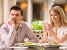 Digitální vdovy a vdovci: Když vám partnera vezme obrazovka, ne smrt